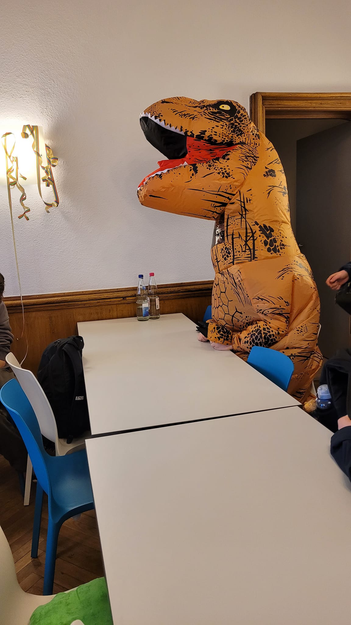 Sch%C3%BCler%20mit%20T-Rex%20Kost%C3%BCm%20im%20Speisesaal Sch%C3%BCler%20mit%20T-Rex%20Kost%C3%BCm%20im%20Speisesaal